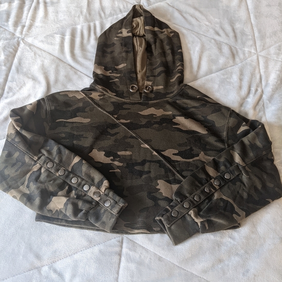 Camo Cropped Hoodie - Picture 1 of 7